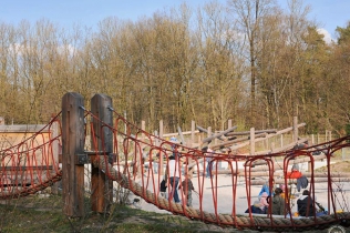 Place zabaw dla małych i dużych - trwałość w zgodzie z naturą oraz najwyższymi normami bezpieczeństwa